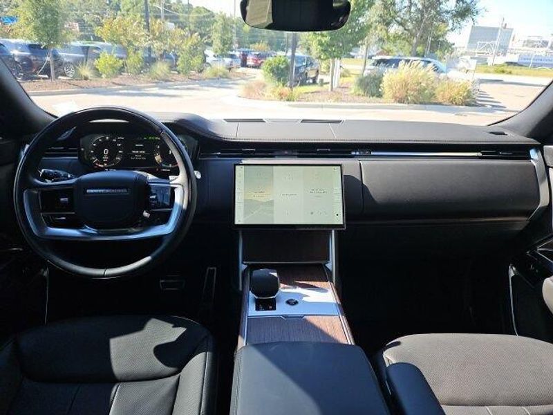 Used 2025 Land Rover Range Rover SE