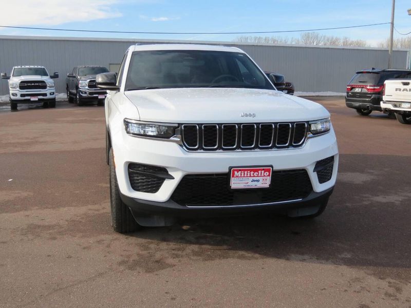 Used 2024 Jeep Grand Cherokee Laredo 4x4 4dr SUVImage 3