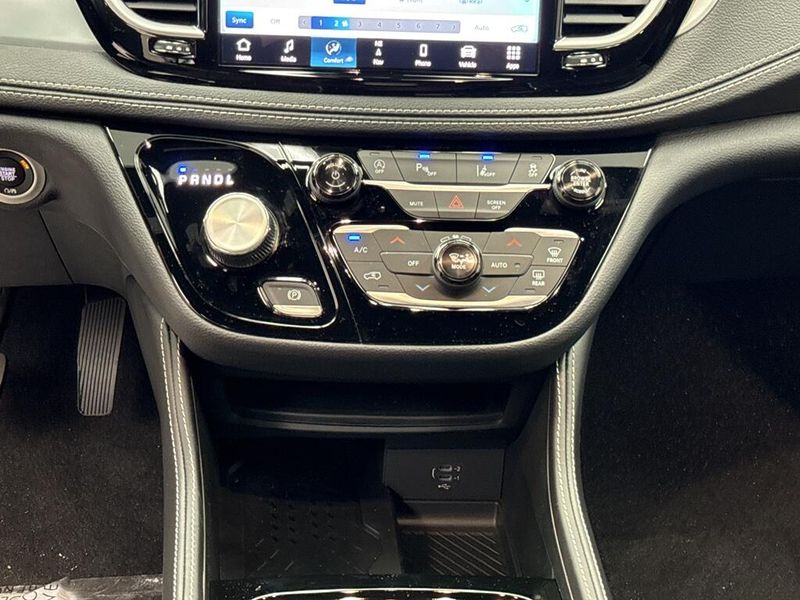 New 2026 Chrysler Pacifica Limited AwdImage 9