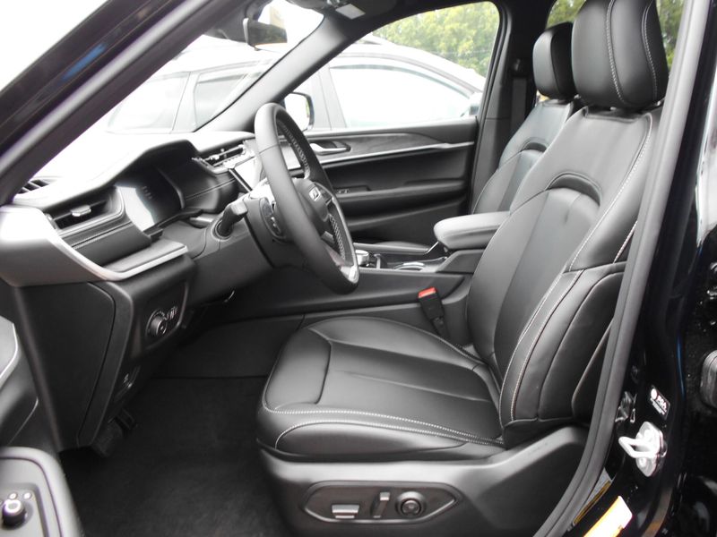 New 2025 Jeep Grand Cherokee Limited 4x4Image 6