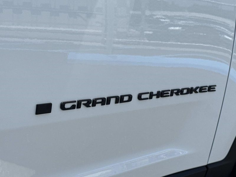 New 2026 Jeep Grand Cherokee Laredo Altitude 4x2