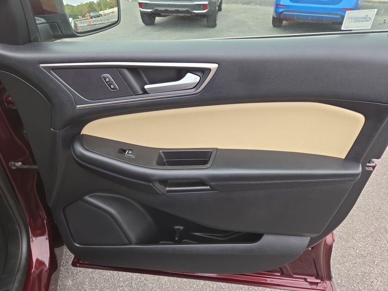 2022 Ford Edge SEL photo 17
