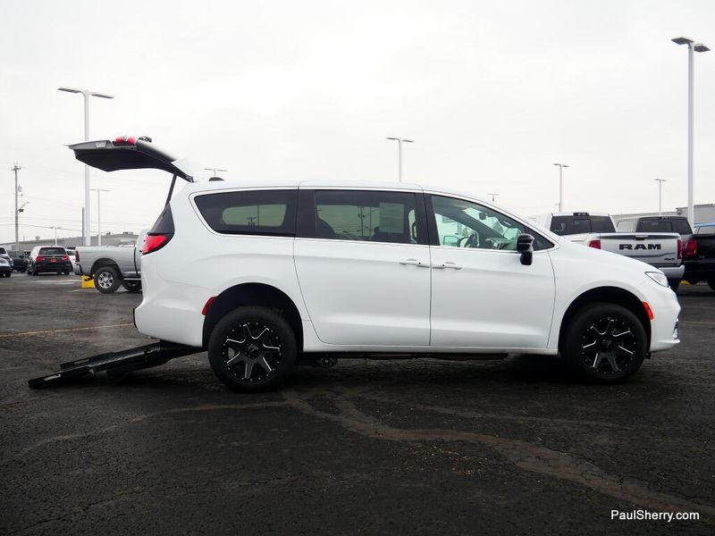 Used 2024 Chrysler Pacifica Touring