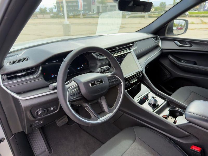 Used 2025 Jeep Grand Cherokee L LaredoImage 9