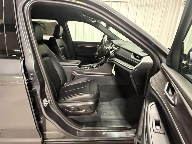 New 2025 Jeep Grand Cherokee Limited 4x4Image 15