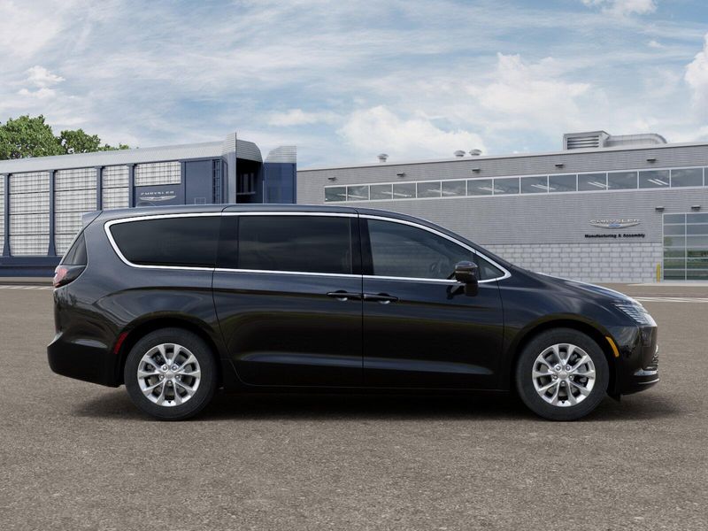New 2027 Chrysler Pacifica Select AwdImage 12