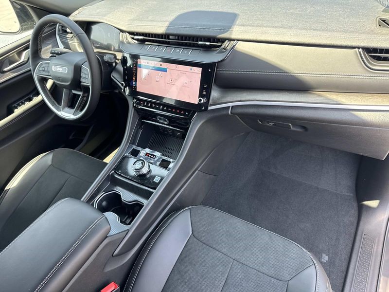 New 2026 Jeep Grand Cherokee Laredo Altitude 4x2
