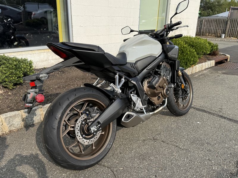 2025 Honda CB650R ECLUTCHImage 3