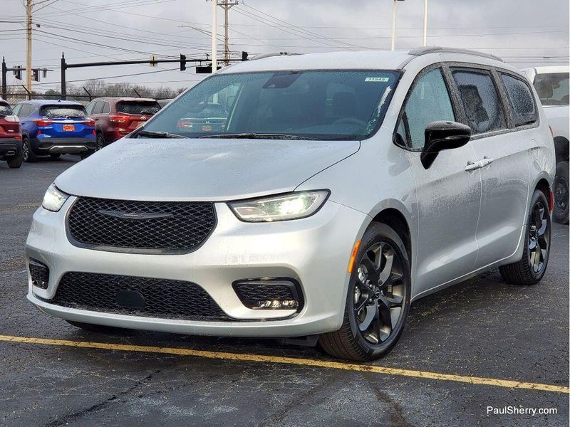 New 2026 Chrysler Pacifica Select