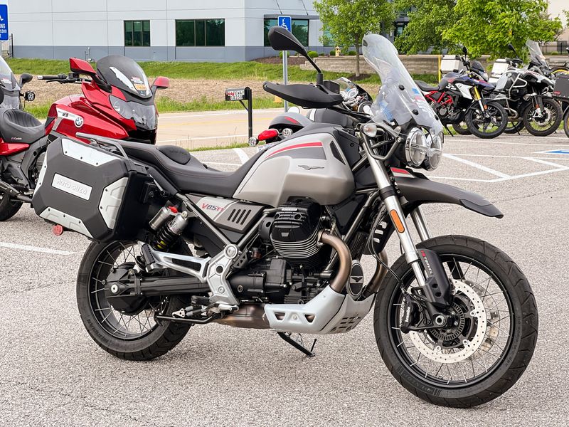 2022 Moto Guzzi V85 TTImage 1