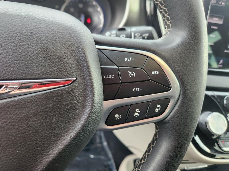Used 2023 Chrysler Pacifica Touring L