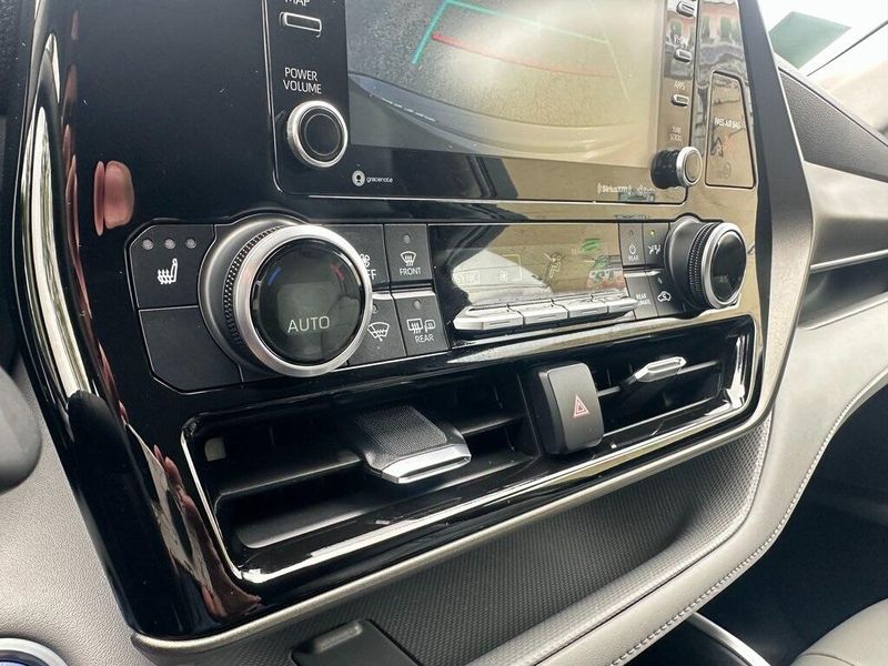 2021 Toyota Highlander XLE photo 6