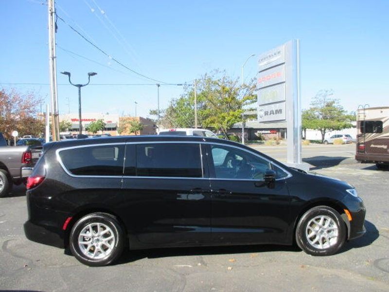 Used 2025 Chrysler Pacifica SelectImage 6