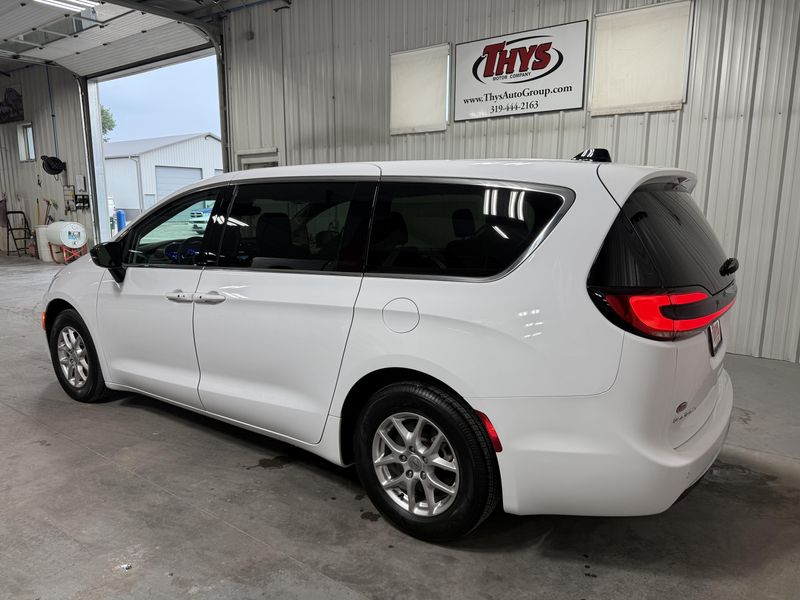 Used 2024 Chrysler Pacifica Touring LImage 12