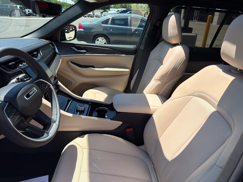 Used 2025 Jeep Grand Cherokee LimitedImage 38
