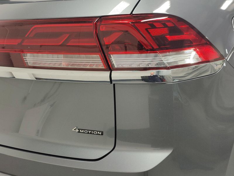 Used 2025 Volkswagen Atlas Cross Sport SEL AWD w/Sunroof & NavImage 4