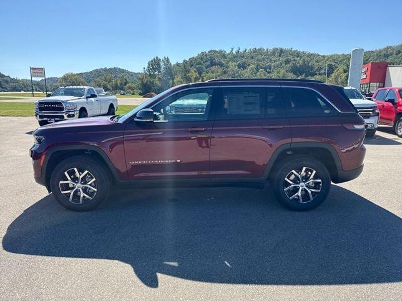 2025 Jeep Grand Cherokee Limited photo 2