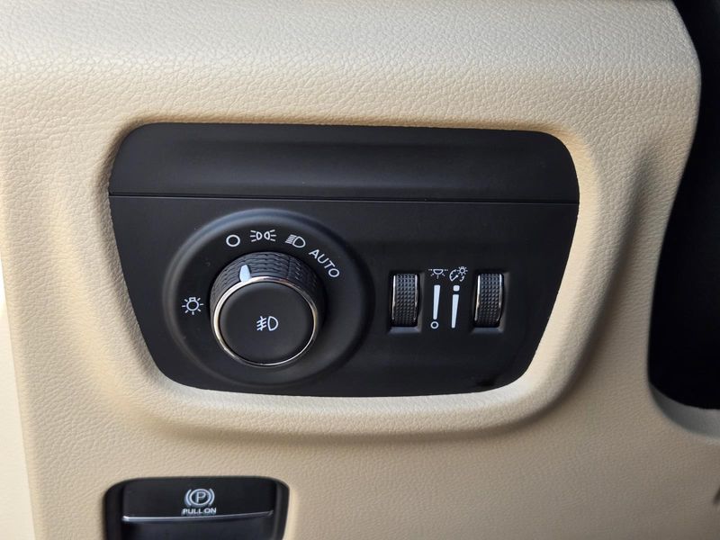 Used 2023 Jeep Grand Cherokee L Limited 4x2