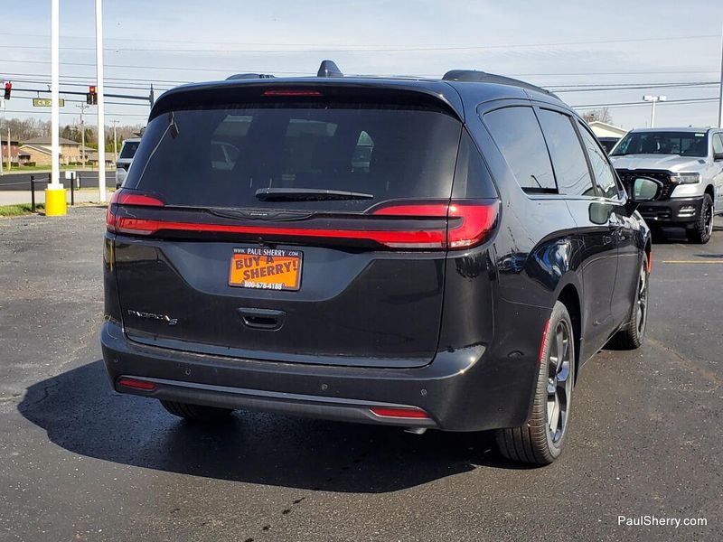 New 2026 Chrysler Pacifica Select