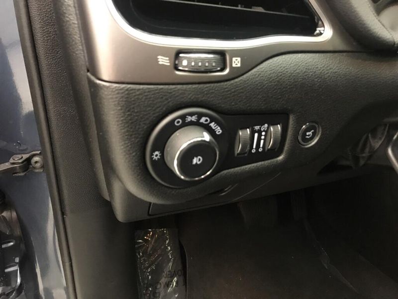 Used 2021 Jeep Cherokee LimitedImage 8