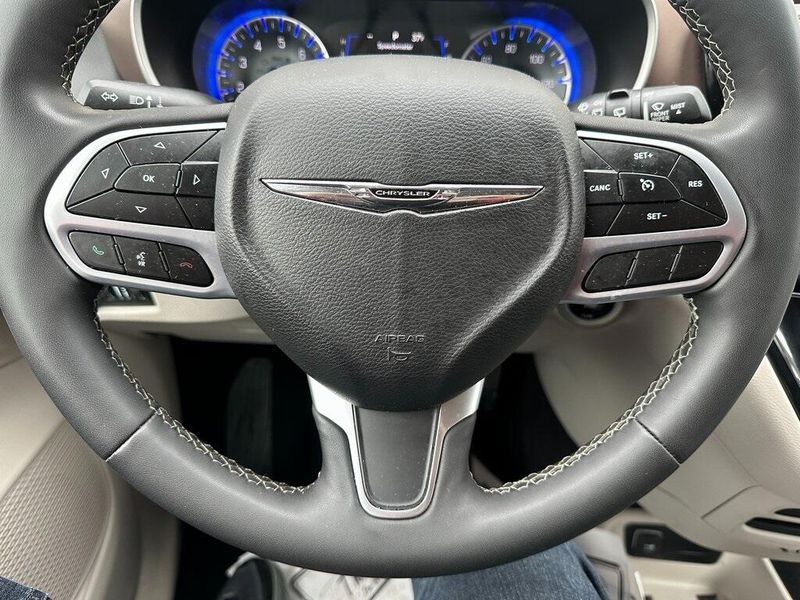 2022 Chrysler Voyager LXImage 3