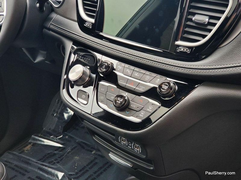 2025 Chrysler Pacifica SelectImage 23