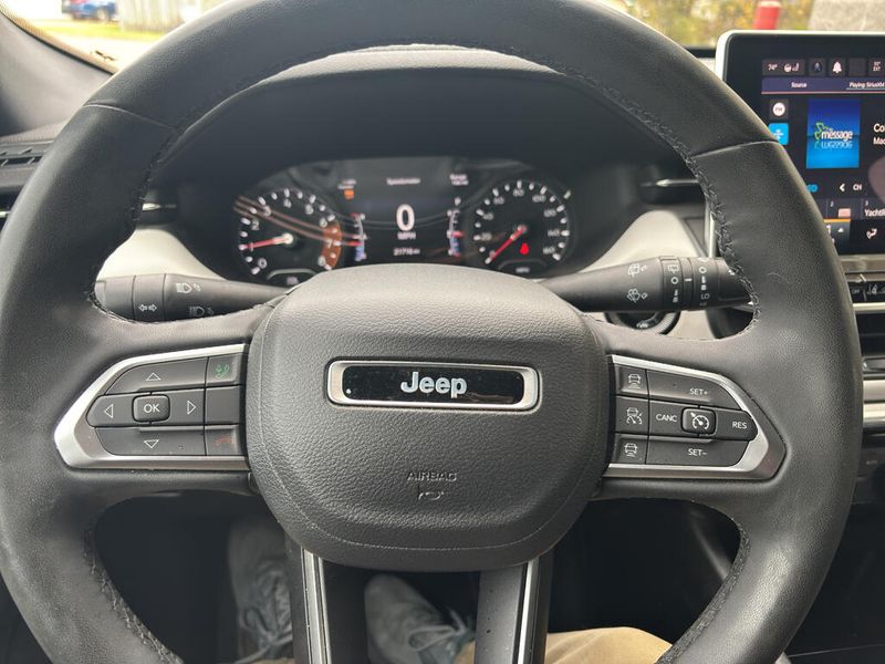Used 2023 Jeep Compass LimitedImage 9