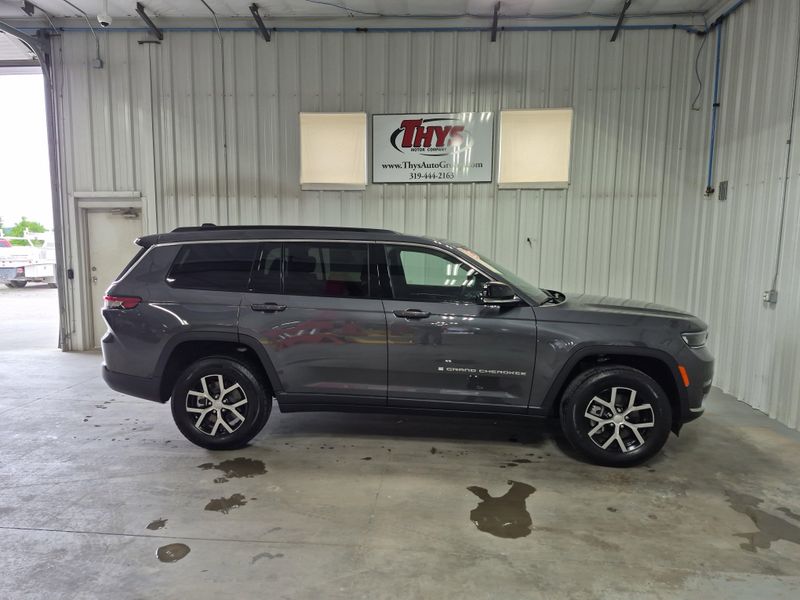 2025 Jeep Grand Cherokee L Limited 4x4Image 1