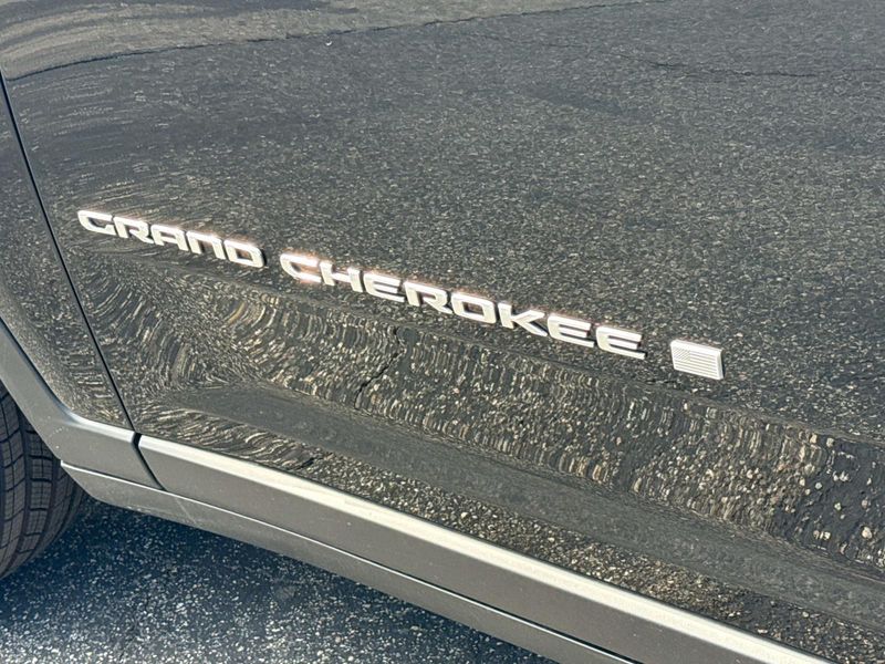 New 2026 Jeep Grand Cherokee Laredo 4x2