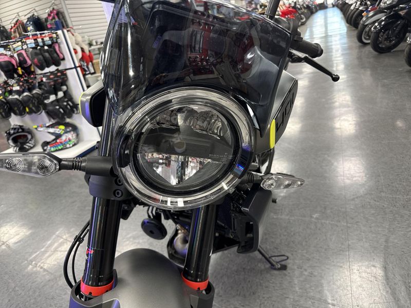 New 2024 Husqvarna SVARTPILEN 401 Image 15