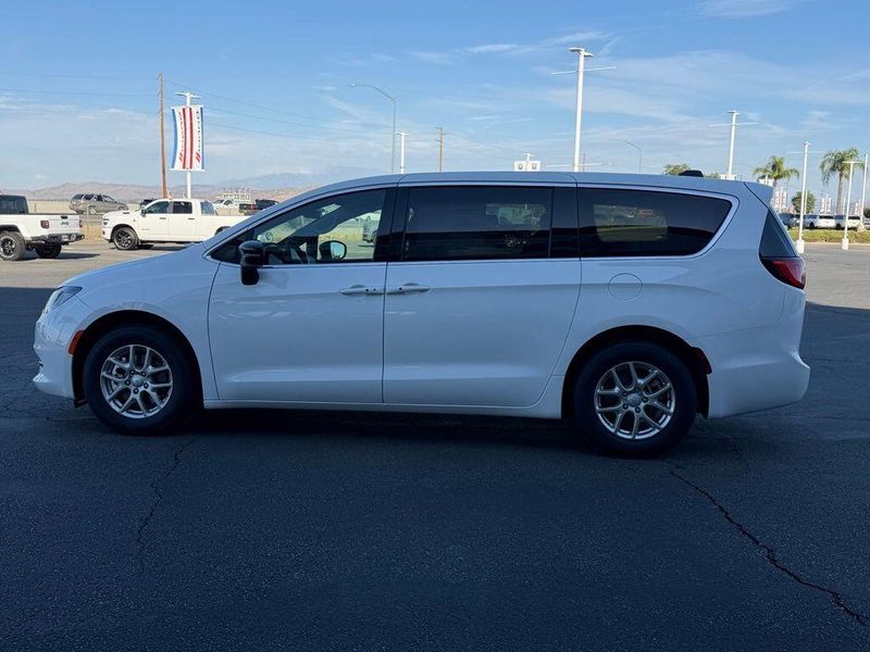 New 2027 Chrysler Pacifica LXImage 3