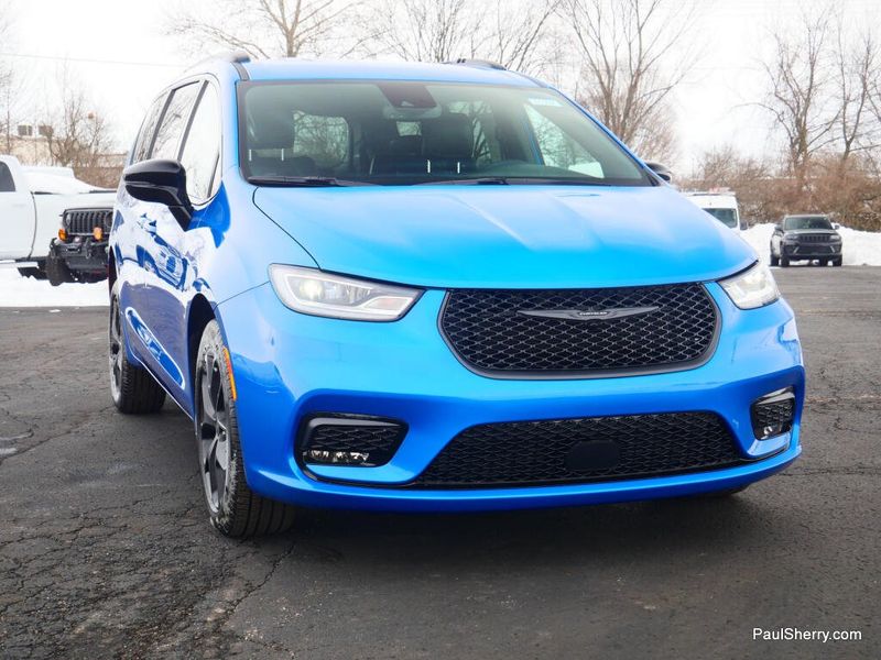 New 2026 Chrysler Pacifica Select