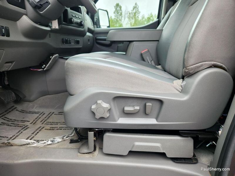 2017 Nissan NV Passenger NV3500 HD SVImage 38