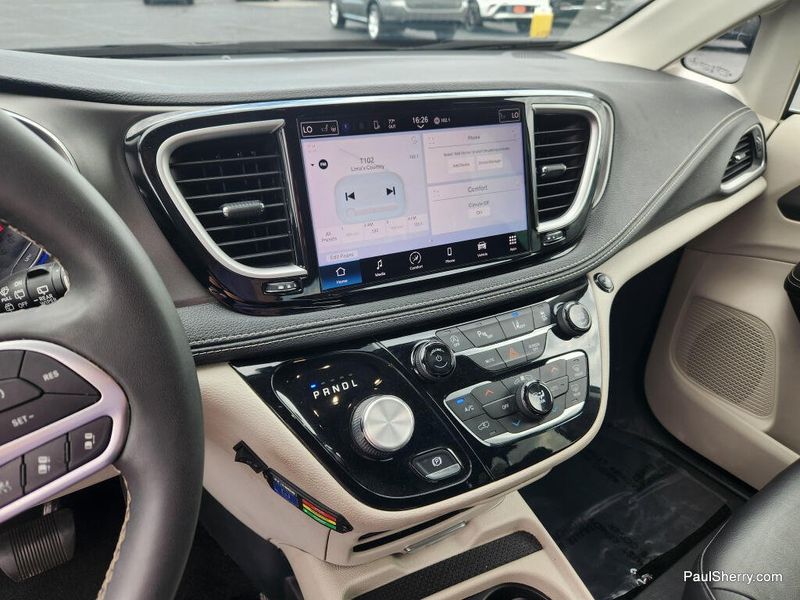 Used 2022 Chrysler Pacifica Touring L
