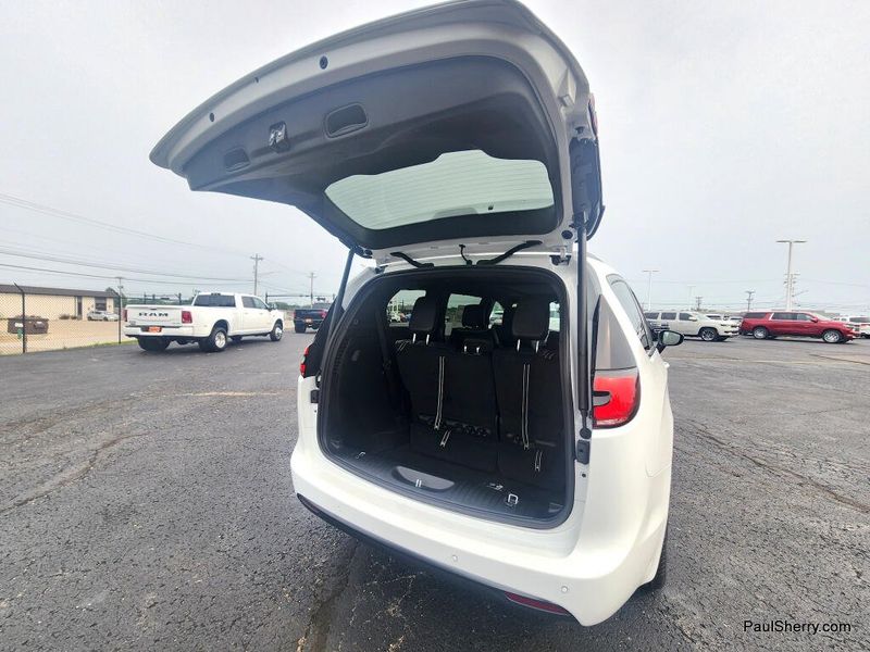 New 2027 Chrysler Pacifica Limited