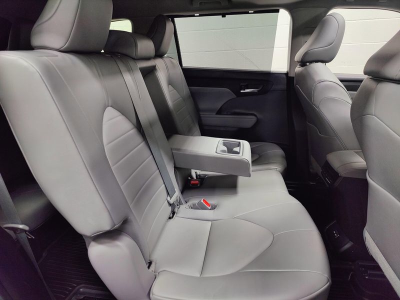 Used 2022 Toyota Highlander XLE AWD w/SunroofImage 19