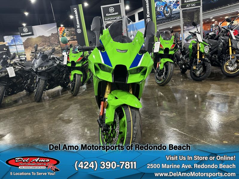 2024 Kawasaki ZX1002LRFBL-GN2  in a LIME GREEN/PEARL CRYSTAL WHITE/BLUE exterior color. Del Amo Motorsports of Redondo Beach (424) 304-1660 delamomotorsports.com 