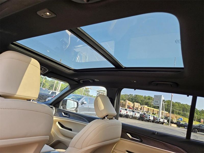 2025 Jeep Grand Cherokee L Limited 4x4Image 32