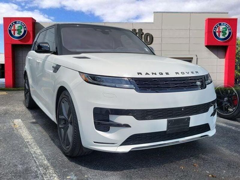 2023 Land Rover Range Rover Sport SE photo 3