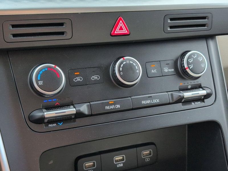 2024 Kia Carnival LXImage 17