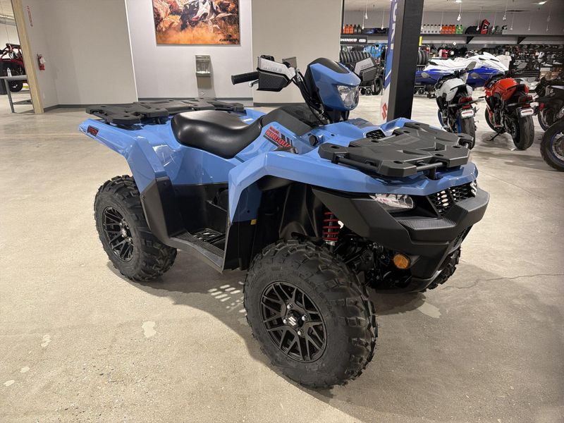 New 2025 Suzuki KINGQUAD 500 AXI POWER STEERING SE  in a BLUE exterior color. Victorville Del Amo Motorsports 760-241-7387 delamomotorsportsofvictorville.com 