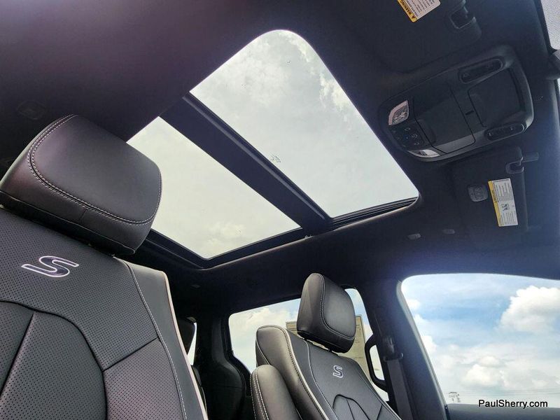 New 2025 Chrysler Pacifica LimitedImage 3