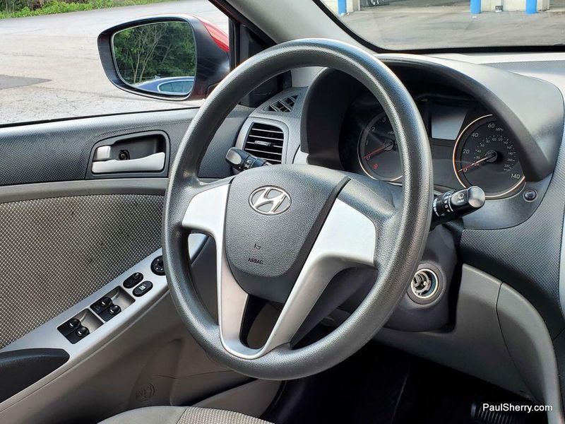 2013 Hyundai Accent GLSImage 18