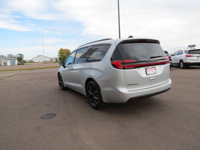 2024 Chrysler Pacifica Touring LImage 11