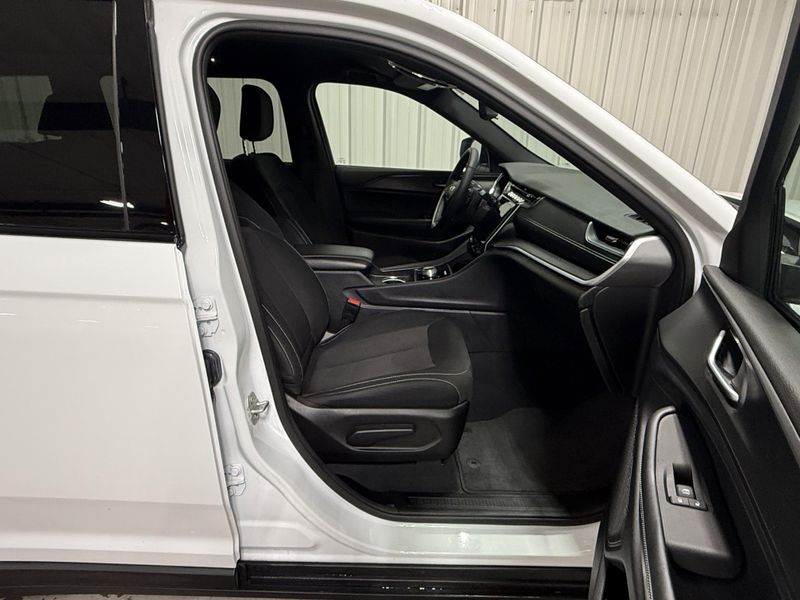 Used 2024 Jeep Grand Cherokee L LaredoImage 15