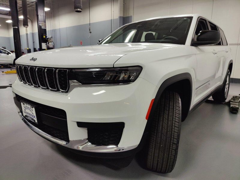 2023 Jeep Grand Cherokee L Laredo V6 4x4 w/Luxury TechImage 9