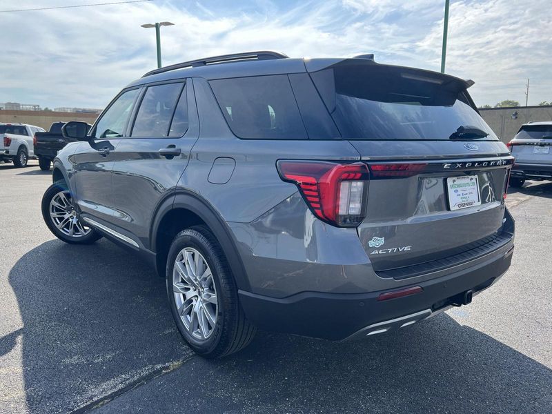 2025 Ford Explorer photo 9