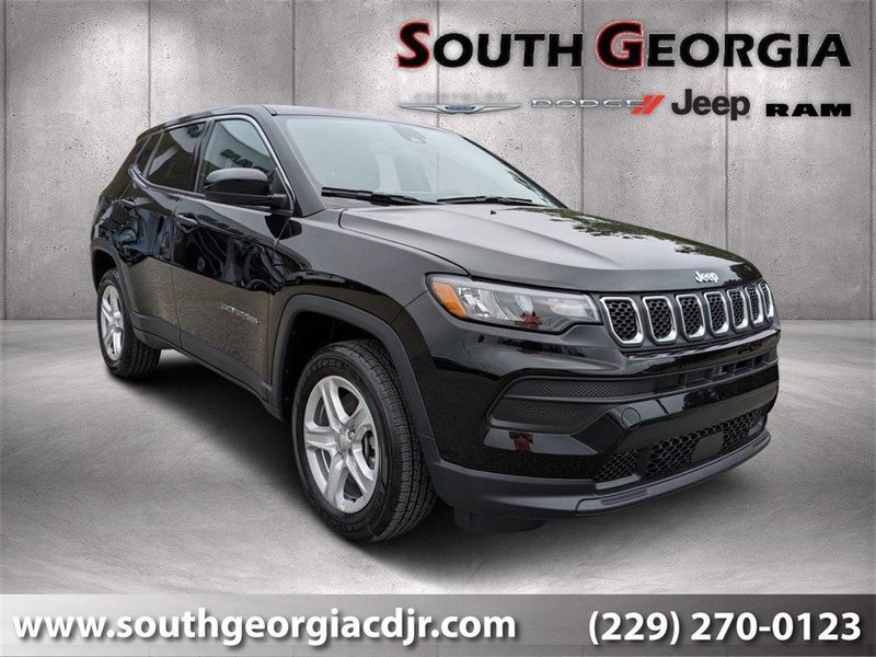 2023 Jeep Compass Sport 4x4 in a Diamond Black Crystal Pearl Coat exterior color and Blackinterior. South Georgia CDJR 229-443-1466 southgeorgiacdjr.com 