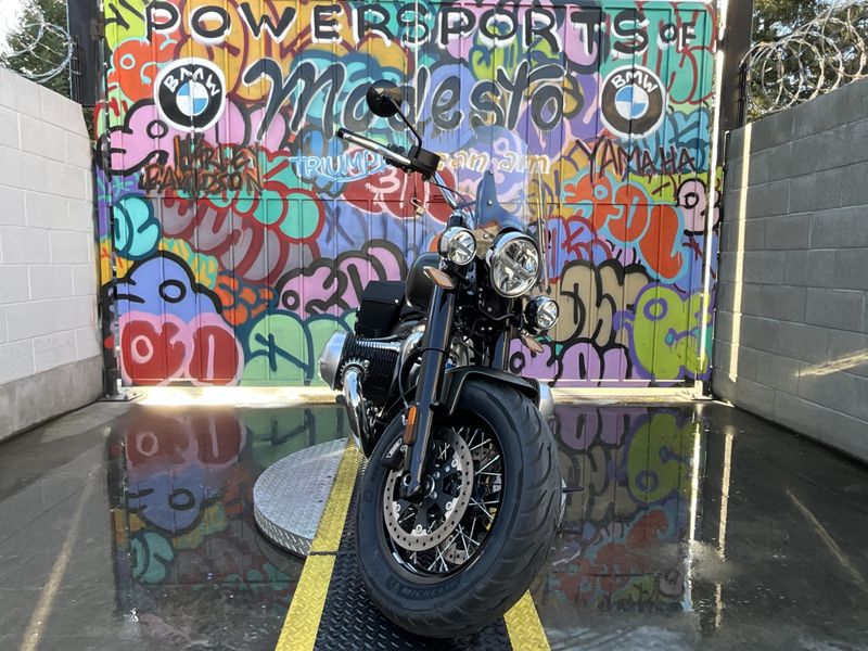 2022 BMW R18 CLASSIC in a MANHATTAN METALLIC MATTE exterior color. BMW Motorcycles of Modesto 209-524-2955 bmwmotorcyclesofmodesto.com 