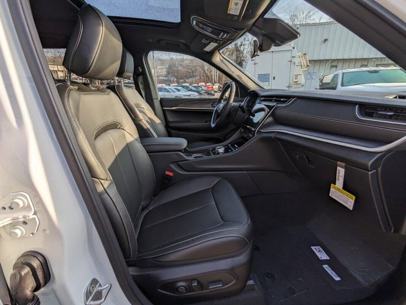 2025 Jeep Grand Cherokee L photo 4